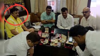 इंदौर में करोड़पति अफसर पर लोकायुक्त का शिकंजा, 80 लाख वेतन के मुकाबले मिली ₹2.53 करोड़ की संपत्ति इंदौर में करोड़पति अफसर पर लोकायुक्त का शिकंजा, 80 लाख वेतन के मुकाबले मिली ₹2.53 करोड़ की संपत्ति