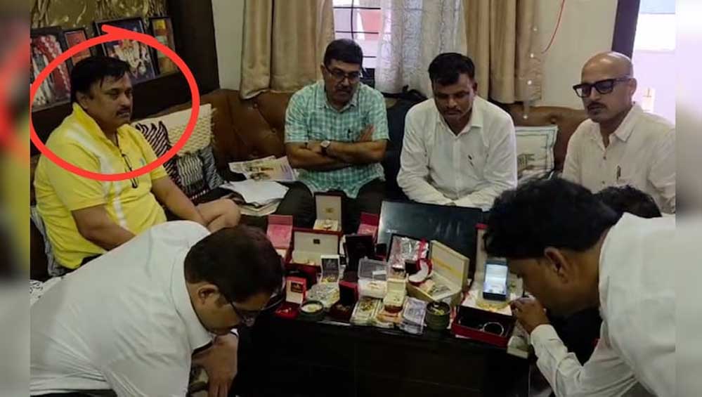 इंदौर में करोड़पति अफसर पर लोकायुक्त का शिकंजा, 80 लाख वेतन के मुकाबले मिली ₹2.53 करोड़ की संपत्ति इंदौर में करोड़पति अफसर पर लोकायुक्त का शिकंजा, 80 लाख वेतन के मुकाबले मिली ₹2.53 करोड़ की संपत्ति