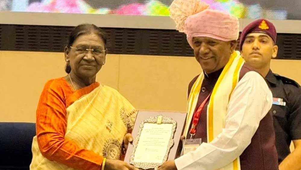 इंदौर के पद्मश्री भैरूसिंह चौहान को राष्ट्रपति मुर्मू ने किया सम्मानित, ‘कबीर वाणी’ को मिला राष्ट्रीय गौरव इंदौर के पद्मश्री भैरूसिंह चौहान को राष्ट्रपति मुर्मू ने किया सम्मानित, ‘कबीर वाणी’ को मिला राष्ट्रीय गौरव