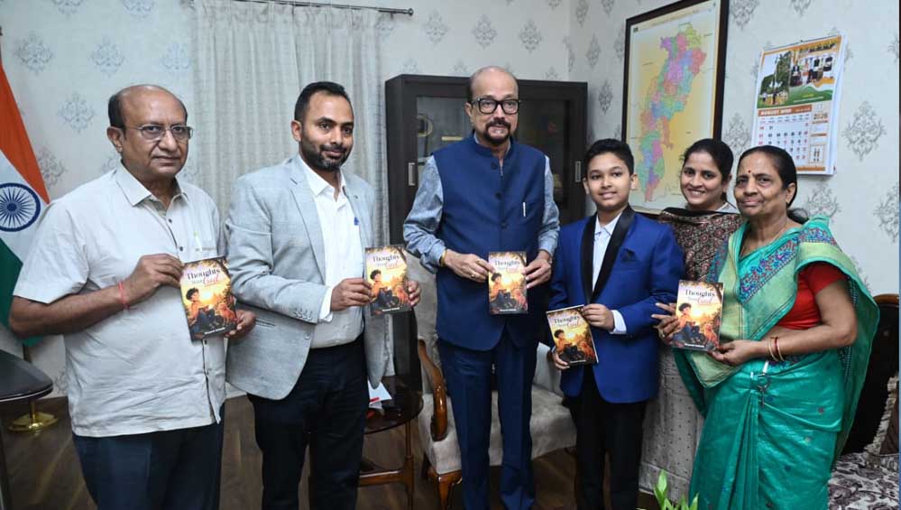 राज्यपाल डेका ने 12 वर्षीय छात्र मास्टर दिव्यांश की पुस्तक ‘थॉट्स अबाउट गॉड‘ का किया विमोचन राज्यपाल डेका ने 12 वर्षीय छात्र मास्टर दिव्यांश की पुस्तक ‘थॉट्स अबाउट गॉड‘ का किया विमोचन