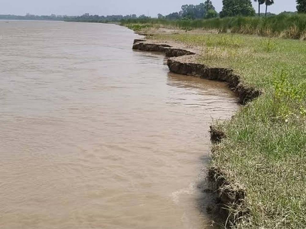 सरयू का जलस्तर खतरे के निशान से 30 सेमी नीचे, घटते पानी के साथ तेज हुआ कटान