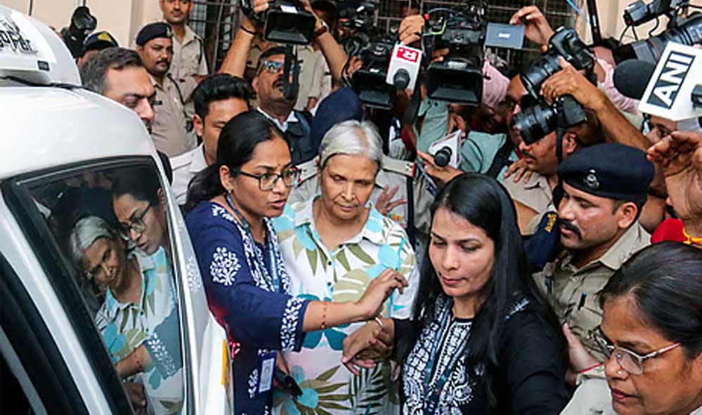 ट्विशा शर्मा केस में बड़ा अपडेट, CBI ने कोर्ट में दाखिल की 636 पेज की चार्जशीट; गिरीबाला-समर्थ पर गंभीर आरोप ट्विशा शर्मा केस में बड़ा अपडेट, CBI ने कोर्ट में दाखिल की 636 पेज की चार्जशीट; गिरीबाला-समर्थ पर गंभीर आरोप