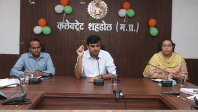 कलेक्टर ने स्कूलों में नामांकन, आधार अपडेशन तथा सायकल वितरण की समीक्षा की