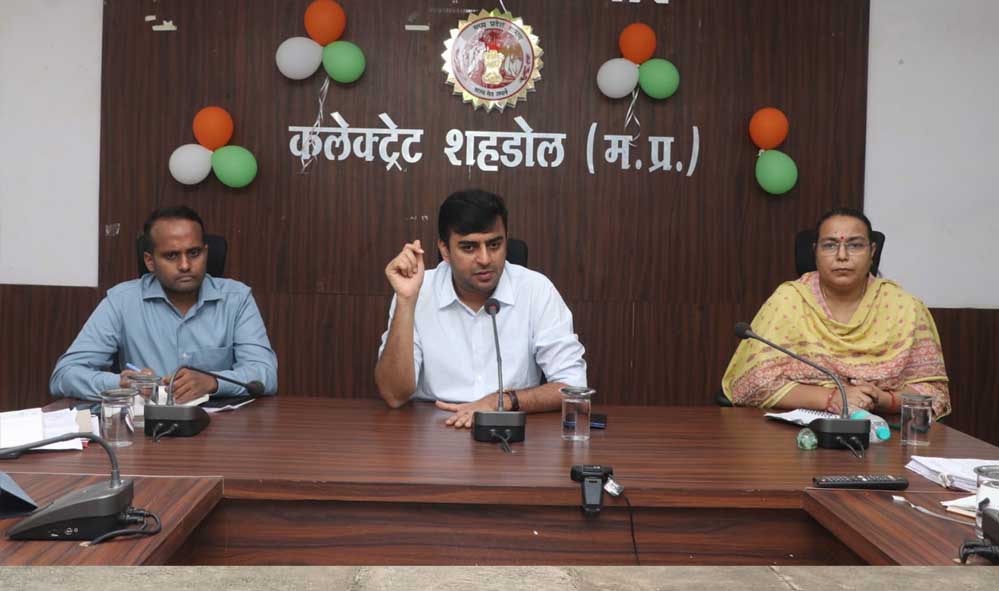कलेक्टर ने स्कूलों में नामांकन, आधार अपडेशन तथा सायकल वितरण की समीक्षा की कलेक्टर ने स्कूलों में नामांकन, आधार अपडेशन तथा सायकल वितरण की समीक्षा की