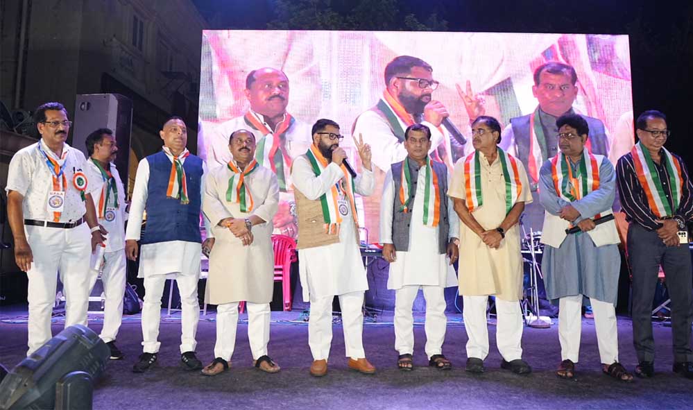 80 किलो लड्डू बांटकर मनाया आजादी का जश्न, जश्न-ए-आजादी ट्रस्ट के कार्यक्रम में धर्मगुरुओं ने किया ध्वजारोहण 80 किलो लड्डू बांटकर मनाया आजादी का जश्न, जश्न-ए-आजादी ट्रस्ट के कार्यक्रम में धर्मगुरुओं ने किया ध्वजारोहण