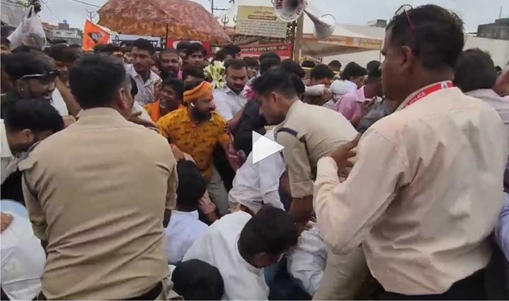 उज्जैन महाकाल में भगदड़ जैसी स्थिति, नागचंद्रेश्वर मंदिर दर्शन के दौरान कई श्रद्धालु घायल उज्जैन महाकाल में भगदड़ जैसी स्थिति, नागचंद्रेश्वर मंदिर दर्शन के दौरान कई श्रद्धालु घायल