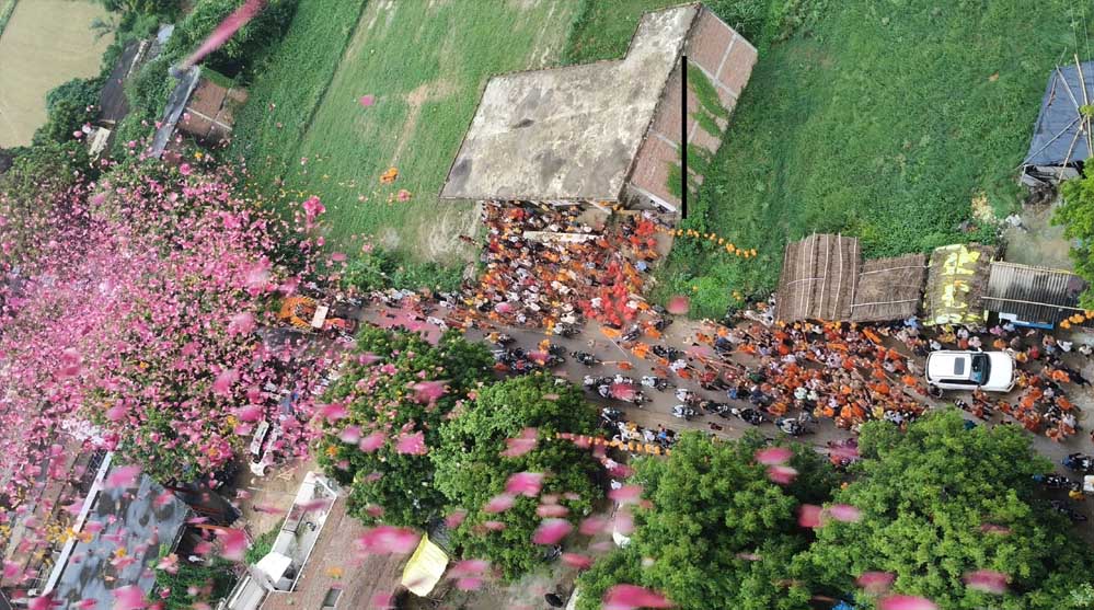 कांवड़ियों पर हेलीकॉप्टर से पुष्पवर्षा, गूंजा हर-हर महादेव का जयघोष