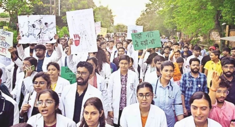 MP के 13 सरकारी मेडिकल कॉलेजों में MBBS इंटर्न्स की हड़ताल, 3,600 प्रशिक्षु डॉक्टरों ने काम किया बंद MP के 13 सरकारी मेडिकल कॉलेजों में MBBS इंटर्न्स की हड़ताल, 3,600 प्रशिक्षु डॉक्टरों ने काम किया बंद