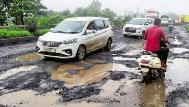 सड़कें बनीं मौत का जाल, गड्ढों में उतरकर फूटा जनता का गुस्सा: कांग्रेस-भाजपा एक मंच पर, नगर पंचायत की कार्यशैली पर गंभीर सवाल