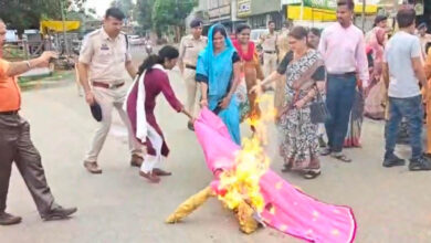 महिलाओं के सम्मान पर सियासत गरम: केंद्रीय मंत्री प्रह्लाद जोशी और सांसद कंगना रनौत के खिलाफ महिला कांग्रेस का उग्र प्रदर्शन, सार्वजनिक माफी की मांग
