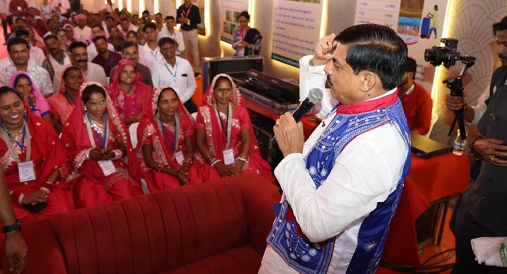 सीएम डॉ. यादव ने कृषि सखियों से किया संवाद, किसान महिलाओं ने बताया कैसे बढ़ी उनकी आय सीएम डॉ. यादव ने कृषि सखियों से किया संवाद, किसान महिलाओं ने बताया कैसे बढ़ी उनकी आय