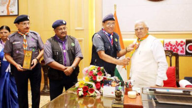 राज्यपाल पटेल ने स्काउट्स एवं गाइड स्कार्फ धारण किया