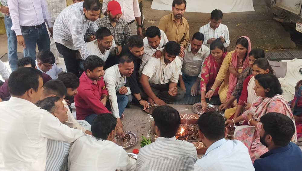 सद्बुद्धि यज्ञ कर कृषि विस्तार अधिकारियों ने फूंका विरोध का बिगुल, eHRMS के खिलाफ अनोखा प्रदर्शन