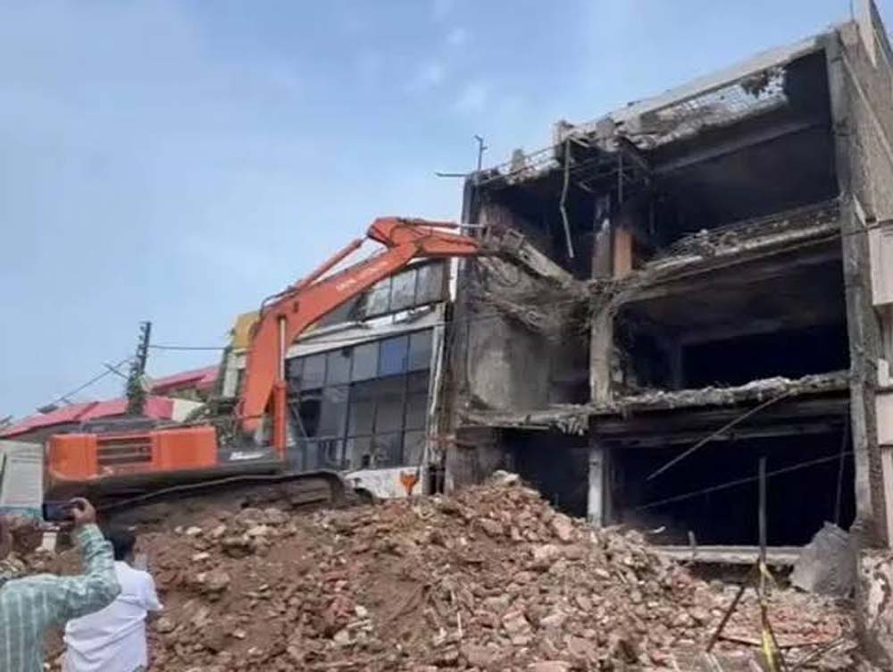 लखनऊ में 101 अवैध इमारतों पर चलेगा बुलडोजर, 17 अगस्त से शुरू होगा ध्वस्तीकरण अभियान लखनऊ में 101 अवैध इमारतों पर चलेगा बुलडोजर, 17 अगस्त से शुरू होगा ध्वस्तीकरण अभियान