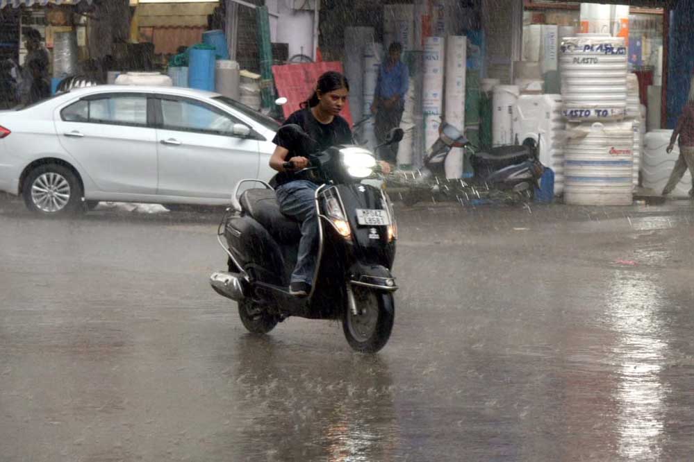 MP Weather Alert: मध्य प्रदेश के 14 जिलों में भारी बारिश का अलर्ट, जबलपुर-चंबल-नर्मदापुरम संभाग में चेतावनी MP Weather Alert: मध्य प्रदेश के 14 जिलों में भारी बारिश का अलर्ट, जबलपुर-चंबल-नर्मदापुरम संभाग में चेतावनी