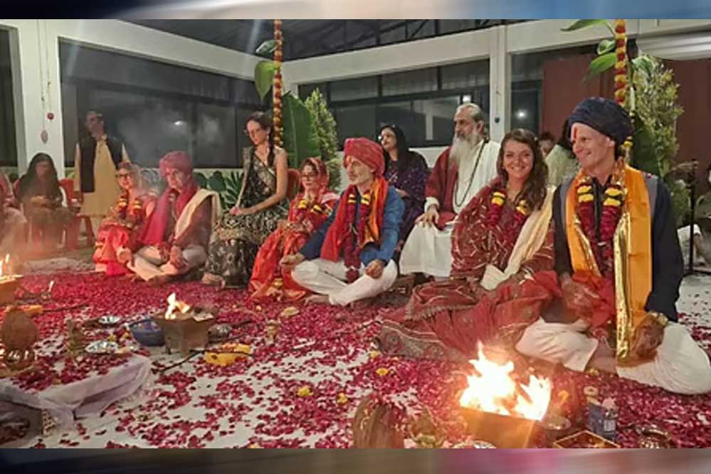 उज्जैन में दिखी अनोखी आस्था! इटली, स्पेन और इंग्लैंड के जोड़ों ने अपनाया हिंदू विवाह संस्कार उज्जैन में दिखी अनोखी आस्था! इटली, स्पेन और इंग्लैंड के जोड़ों ने अपनाया हिंदू विवाह संस्कार