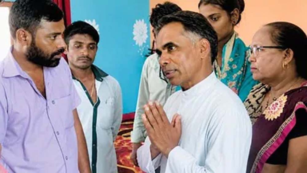 लखनऊ में चारागाह की जमीन पर बना चर्च, धर्मांतरण के आरोप में पादरी-पत्नी समेत 5 हिरासत में लखनऊ में चारागाह की जमीन पर बना चर्च, धर्मांतरण के आरोप में पादरी-पत्नी समेत 5 हिरासत में