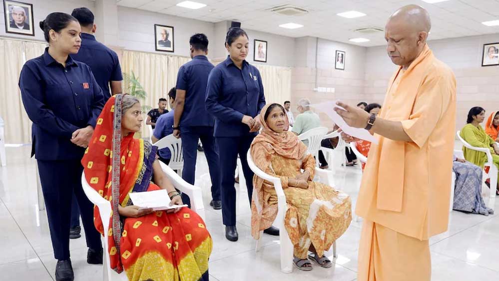 ‘मेरे पास 5 गाय हैं, और पालना चाहती हूं…’ पूनम की बात सुन CM योगी ने तुरंत अफसरों को दिया आदेश ‘मेरे पास 5 गाय हैं, और पालना चाहती हूं…’ पूनम की बात सुन CM योगी ने तुरंत अफसरों को दिया आदेश