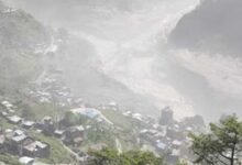 पहाड़ों से उठा धुएं का गुबार, फिर आया महाप्रलय; नेपाल में बाढ़ के 4 खौफनाक VIDEO
