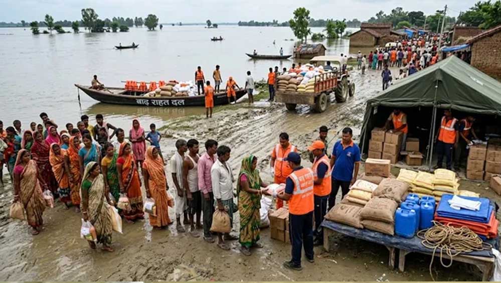 बाढ़ प्रभावितों तक तेजी से पहुंच रही राहत, 16 जिलों में मदद से जुड़ा अभियान जारी