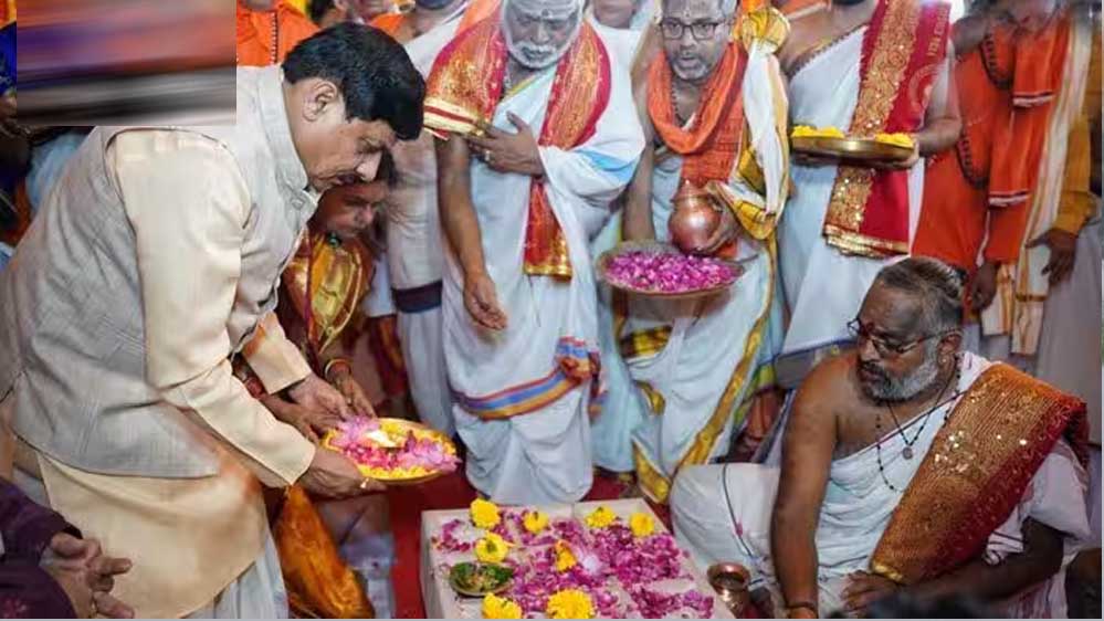 ओंकारेश्वर पहुंचे CM मोहन यादव, सपत्नीक किए ज्योतिर्लिंग दर्शन; 2200 करोड़ के पंचायतन मंदिर का शिलान्यास