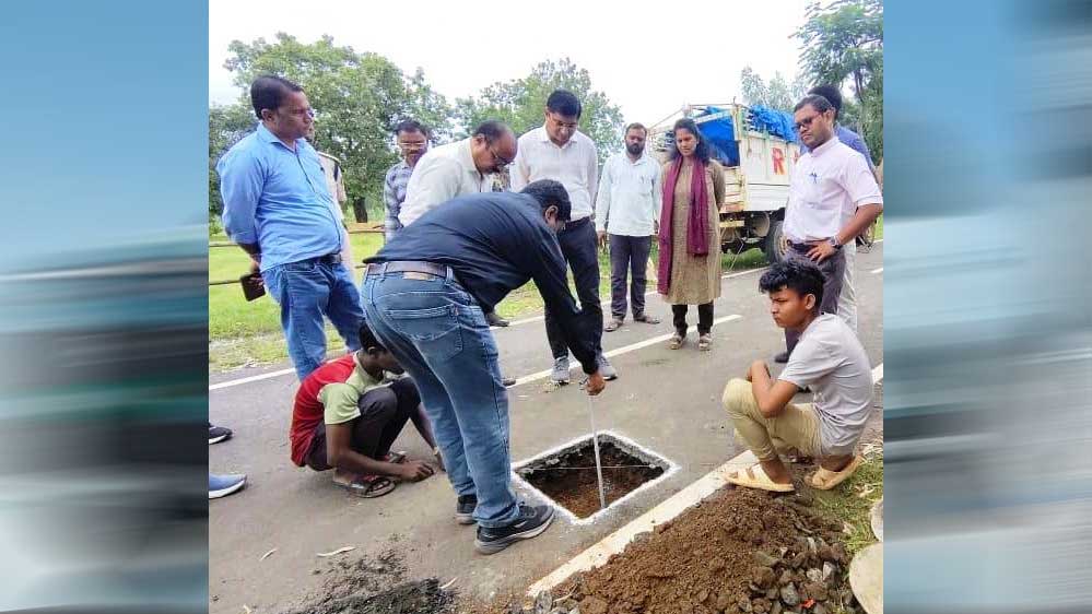 पिट लगाकर जांची सड़क की परतें, पीएमजीएसवाई सड़कों की गुणवत्ता पर कलेक्टर की पैनी नजर पिट लगाकर जांची सड़क की परतें, पीएमजीएसवाई सड़कों की गुणवत्ता पर कलेक्टर की पैनी नजर