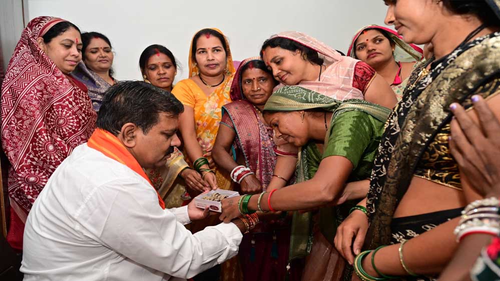 रायपुर : बिहान की दीदियों ने उपमुख्यमंत्री विजय शर्मा को राखी बांधकर दी बधाई, साझा किए गुजरात भ्रमण के अनुभव