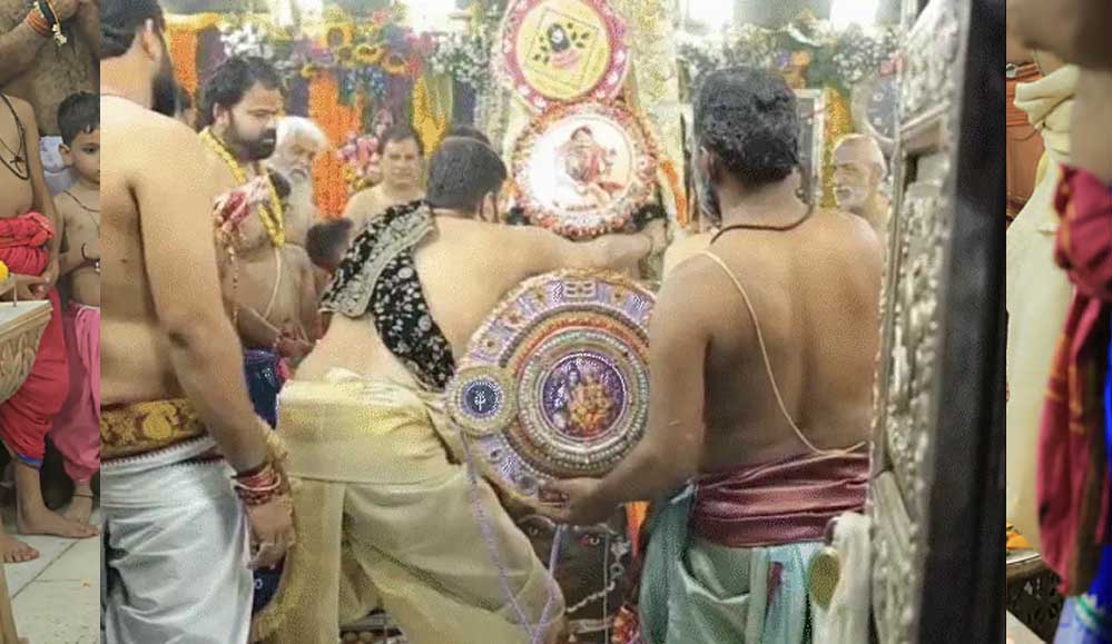 रक्षाबंधन पर सबसे पहले महाकाल को बांधी राखी, भस्म आरती में निभाई गई अनोखी परंपरा रक्षाबंधन पर सबसे पहले महाकाल को बांधी राखी, भस्म आरती में निभाई गई अनोखी परंपरा