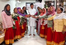 महापौर ने सफाईमित्र बहनों से बंधवाई राखी, बोले- शहर की स्वच्छता की असली ताकत आप