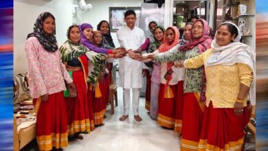महापौर ने सफाईमित्र बहनों से बंधवाई राखी, बोले- शहर की स्वच्छता की असली ताकत आप महापौर ने सफाईमित्र बहनों से बंधवाई राखी, बोले- शहर की स्वच्छता की असली ताकत आप