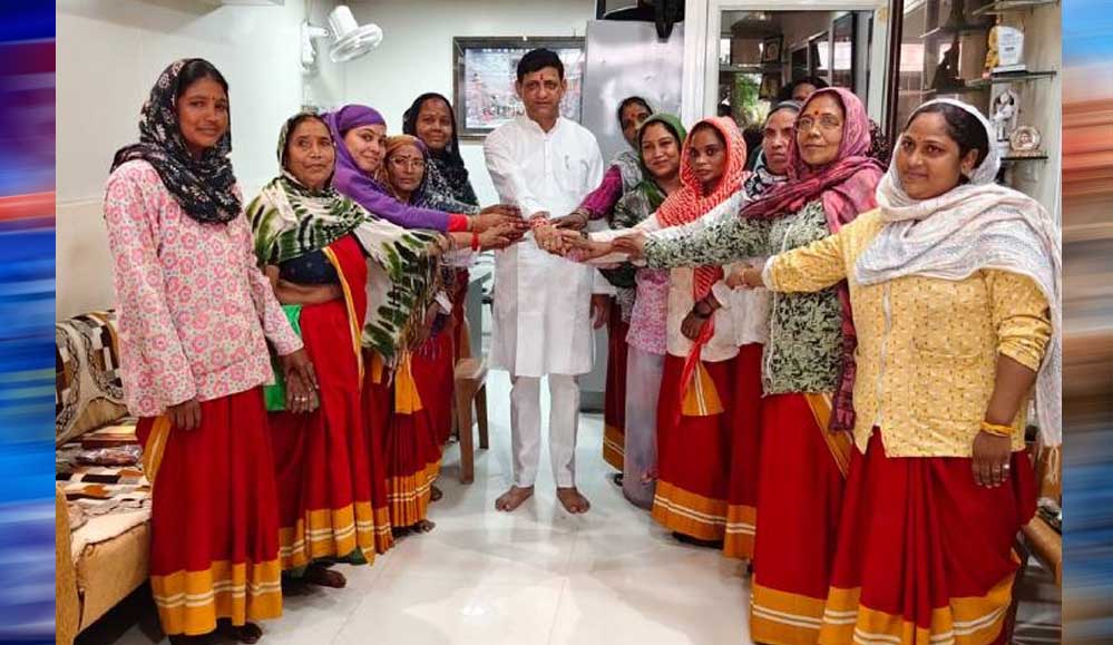 महापौर ने सफाईमित्र बहनों से बंधवाई राखी, बोले- शहर की स्वच्छता की असली ताकत आप