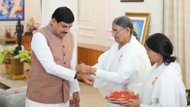 मुख्यमंत्री डॉ. यादव को बहनों ने बांधे रक्षा सूत्र, माउंट आबू संगोष्ठी का दिया आमंत्रण