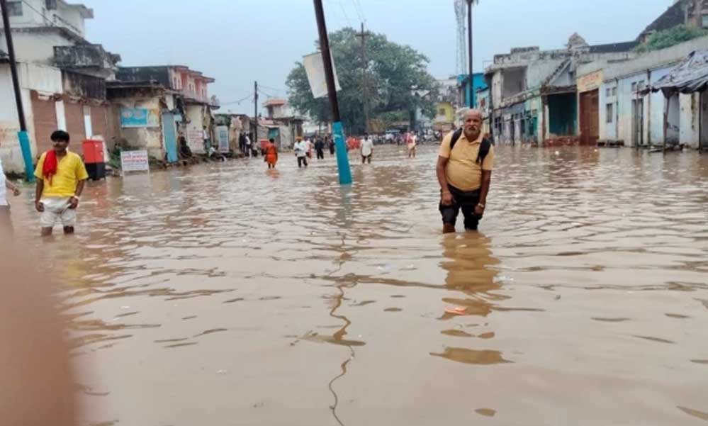 सतना-चित्रकूट में बारिश का कहर! घर-दुकानों में घुसा पानी, सड़कों पर चली नाव सतना-चित्रकूट में बारिश का कहर! घर-दुकानों में घुसा पानी, सड़कों पर चली नाव