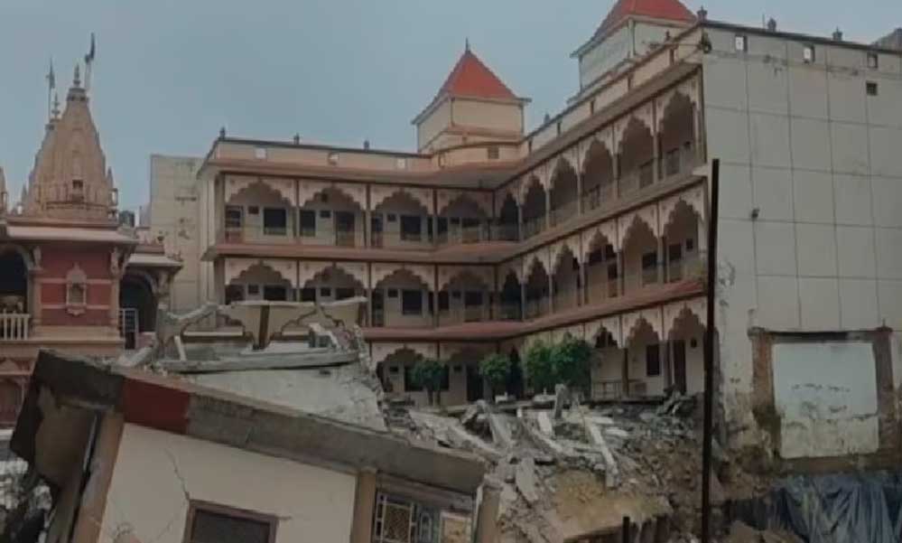 प्रयागराज में बड़ा हादसा! निर्माणाधीन स्वामी नारायण मंदिर का हिस्सा भरभराकर गिरा