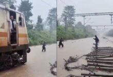 आगे लाल झंडी लेकर चला रेलकर्मी, पीछे 3 फीट पानी चीरती रही ट्रेन; सतना-मानिकपुर ट्रैक का VIDEO वायरल