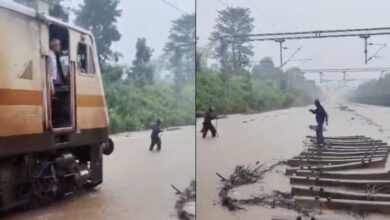 आगे लाल झंडी लेकर चला रेलकर्मी, पीछे 3 फीट पानी चीरती रही ट्रेन; सतना-मानिकपुर ट्रैक का VIDEO वायरल आगे लाल झंडी लेकर चला रेलकर्मी, पीछे 3 फीट पानी चीरती रही ट्रेन; सतना-मानिकपुर ट्रैक का VIDEO वायरल