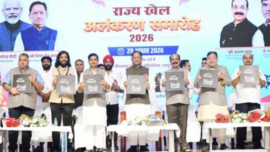 मुख्यमंत्री विष्णु देव साय ने खेलों पर आधारित फोटो प्रदर्शनी और कॉफी टेबल बुक ‘हमारे खिलाड़ी’ का किया विमोचन मुख्यमंत्री विष्णु देव साय ने खेलों पर आधारित फोटो प्रदर्शनी और कॉफी टेबल बुक ‘हमारे खिलाड़ी’ का किया विमोचन