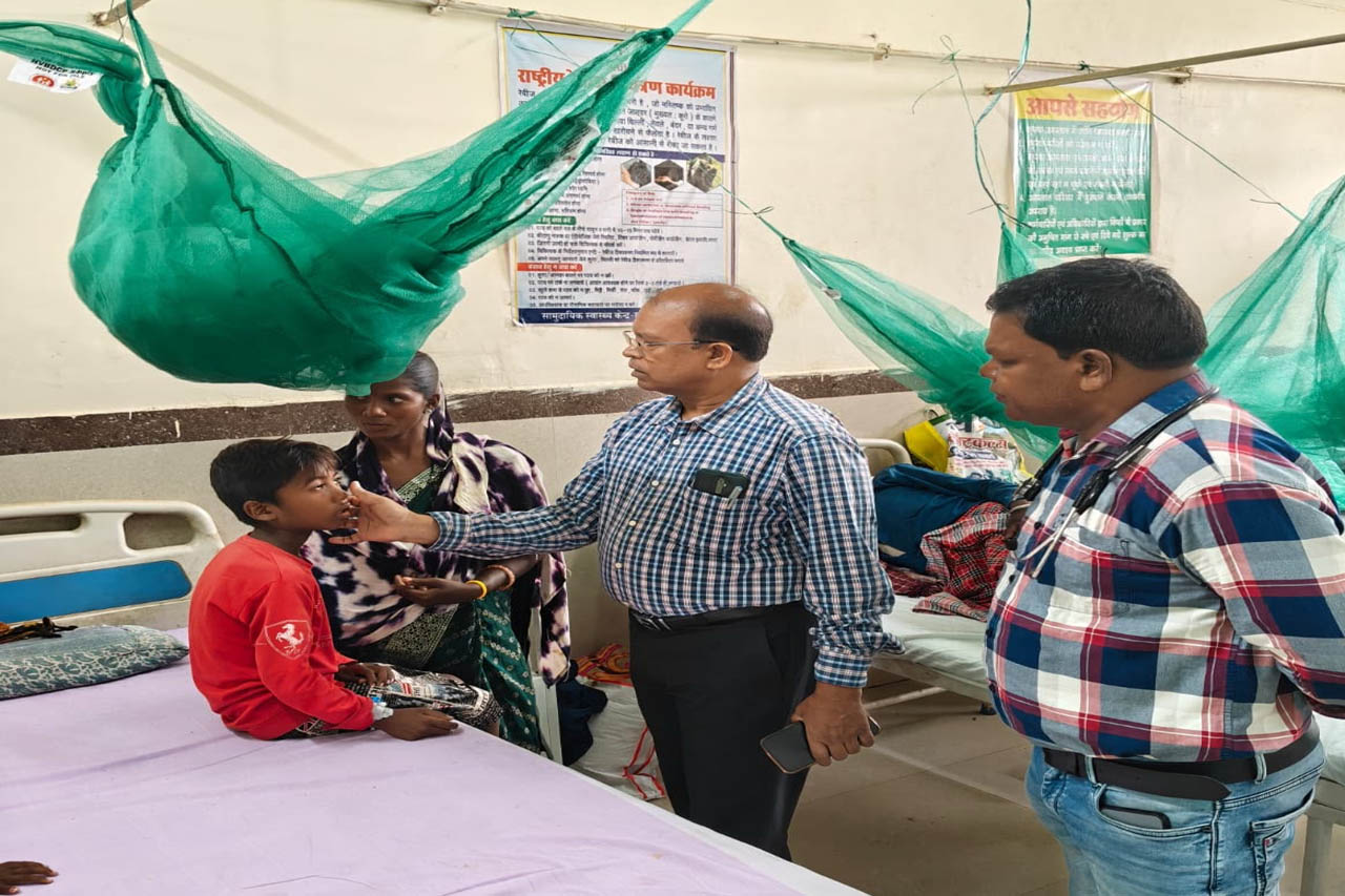 मलेरिया के खिलाफ जंगलों में उतरा स्वास्थ्य महकमा, संवेदनशील इलाकों की परखी तैयारियां मलेरिया के खिलाफ जंगलों में उतरा स्वास्थ्य महकमा, संवेदनशील इलाकों की परखी तैयारियां