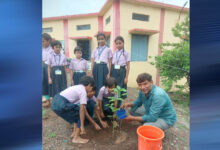 प्रदेश सचिव राजेंद्र सोलंकी ने एक वृक्ष स्कूल प्रांगण में लगाया