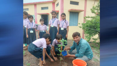प्रदेश सचिव राजेंद्र सोलंकी ने एक वृक्ष स्कूल प्रांगण में लगाया प्रदेश सचिव राजेंद्र सोलंकी ने एक वृक्ष स्कूल प्रांगण में लगाया