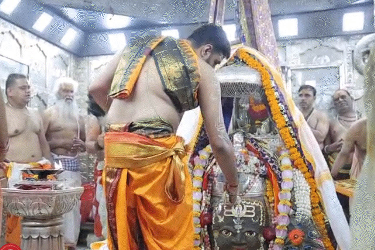 महाकाल मंदिर में उमड़ा आस्था का सैलाब, 1.10 लाख श्रद्धालुओं ने किए दर्शन; ओंकारेश्वर-पशुपतिनाथ में भी लंबी कतारें महाकाल मंदिर में उमड़ा आस्था का सैलाब, 1.10 लाख श्रद्धालुओं ने किए दर्शन; ओंकारेश्वर-पशुपतिनाथ में भी लंबी कतारें
