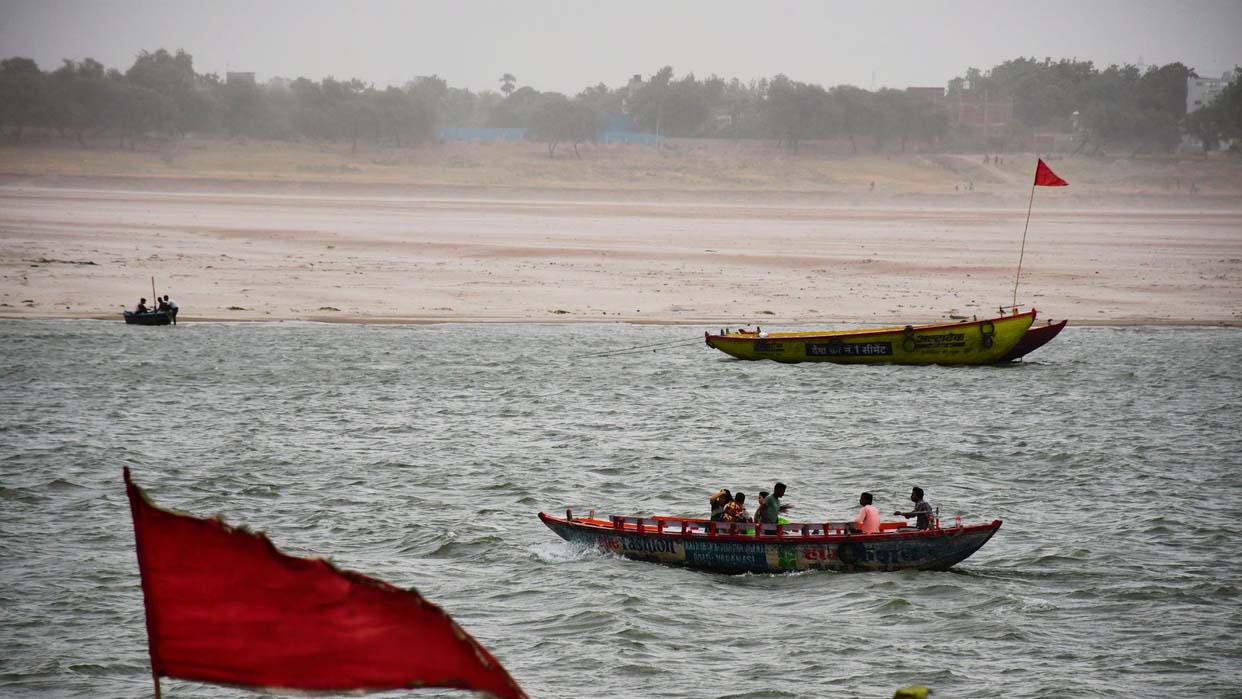 वाराणसी में गंगा का जलस्तर बढ़ा, घाट जलमग्न, प्रशासन पूरी तरह अलर्ट