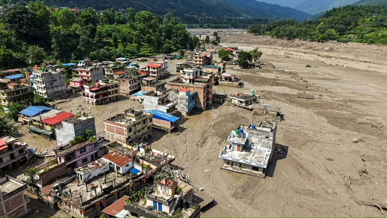नेपाल में फिर बढ़ा भोटेकोशी नदी का जलस्तर, बाढ़ की नई चेतावनी; 903 मौतें, 4248 लापता नेपाल में फिर बढ़ा भोटेकोशी नदी का जलस्तर, बाढ़ की नई चेतावनी; 903 मौतें, 4248 लापता