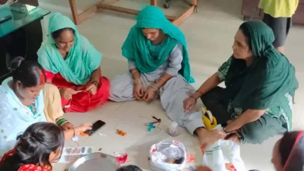 5,000 महिलाओं के हाथों से तैयार हो रहीं आधुनिक डिजाइनों की राखियां