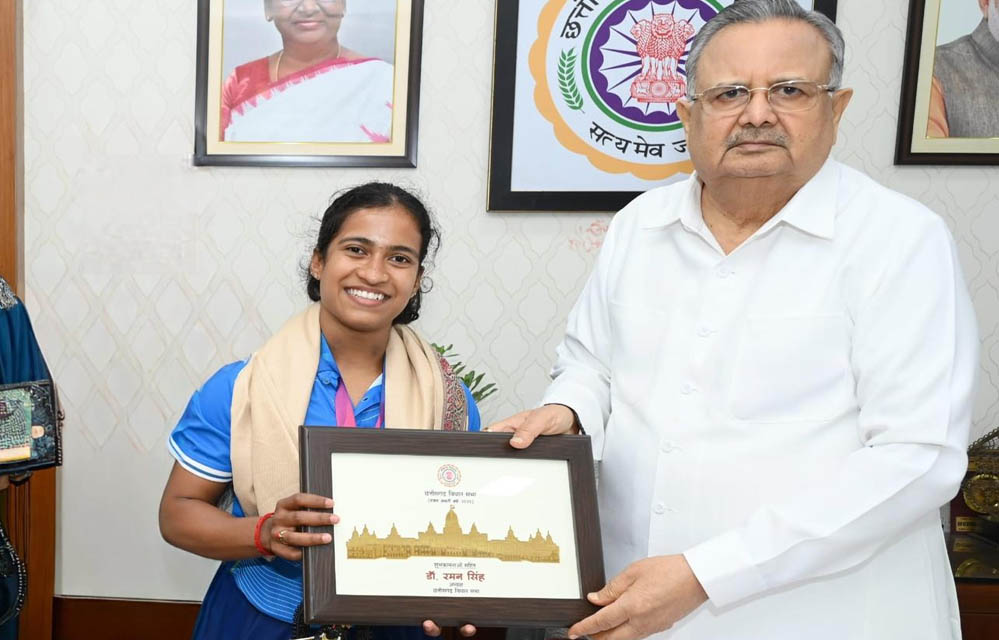 राजनांदगांव की बेटी ज्ञानेश्वरी यादव ने कॉमनवेल्थ गेम्स 2026 में जीता रजत पदक, विधानसभा अध्यक्ष डॉ. रमन सिंह ने दी बधाई राजनांदगांव की बेटी ज्ञानेश्वरी यादव ने कॉमनवेल्थ गेम्स 2026 में जीता रजत पदक, विधानसभा अध्यक्ष डॉ. रमन सिंह ने दी बधाई