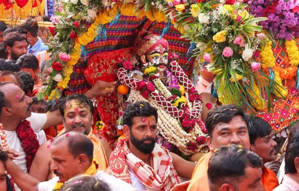 महाकाल की सवारी में जेबकतरों का आतंक, उज्जैन में 50 से ज्यादा श्रद्धालुओं के मोबाइल, पर्स और चेन चोरी महाकाल की सवारी में जेबकतरों का आतंक, उज्जैन में 50 से ज्यादा श्रद्धालुओं के मोबाइल, पर्स और चेन चोरी