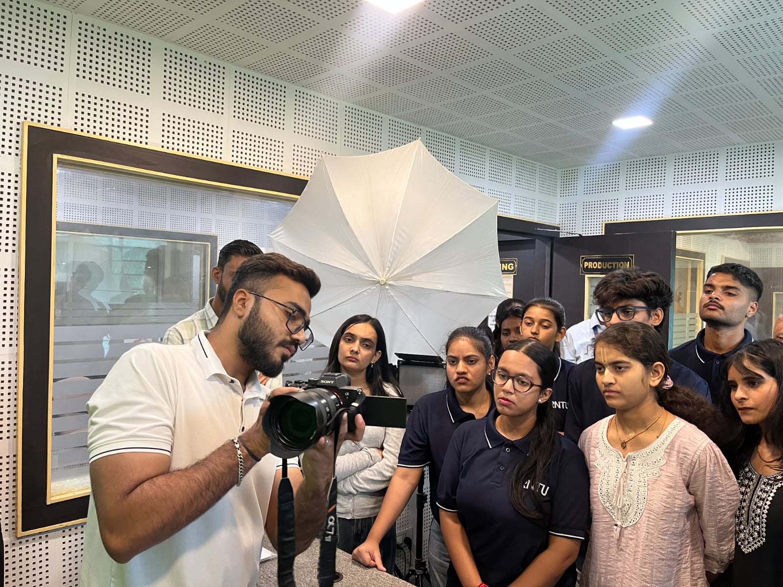 ‘कैप्चर मोमेंट्स, टेल स्टोरीज़’ थीम पर आरएनटीयू में विश्व फोटोग्राफी दिवस का आयोजन