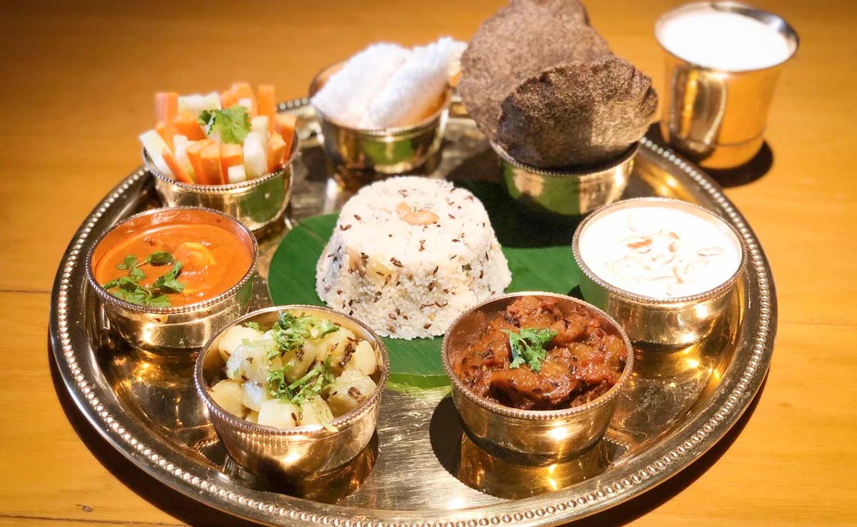 सावन शिवरात्रि पर बनाएं स्पेशल व्रत थाली, 6 स्वादिष्ट डिश से होगी दावत सावन शिवरात्रि पर बनाएं स्पेशल व्रत थाली, 6 स्वादिष्ट डिश से होगी दावत