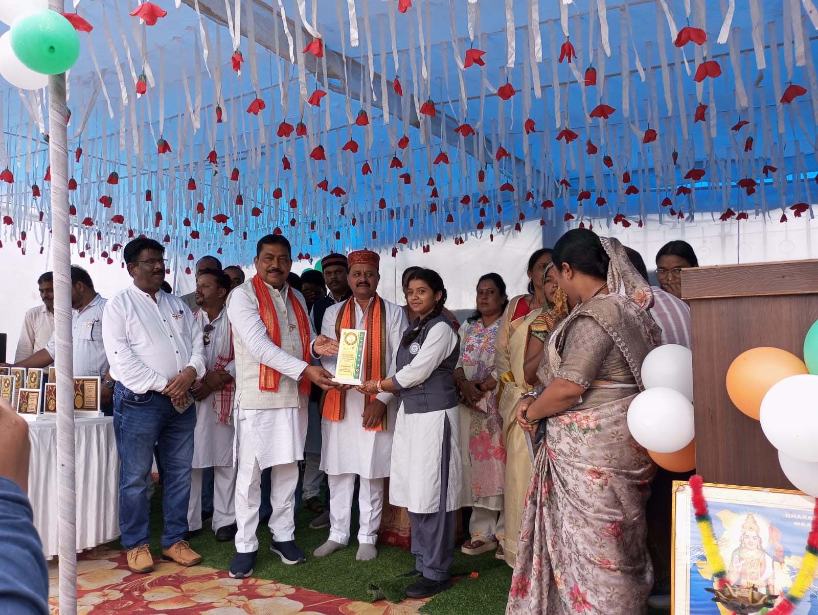 प्रतिभा सम्मान से नई लेदरी में खिला शिक्षा का गौरव, मेधावी छात्राओं को मिला पुरस्कार प्रतिभा सम्मान से नई लेदरी में खिला शिक्षा का गौरव, मेधावी छात्राओं को मिला पुरस्कार