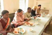 सिंगरौली में स्वतंत्रता दिवस पर बच्चों संग बैठीं राज्यमंत्री राधा सिंह, विशेष मध्यान्ह भोज का आयोजन